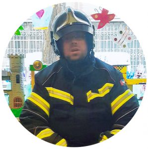 Brandschutzerziehung durch einen Feuerwehrmann