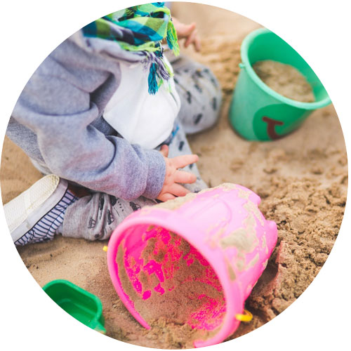 Kind spielt im Sandkasten.